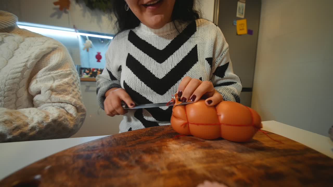 Preparing sausage with a knife