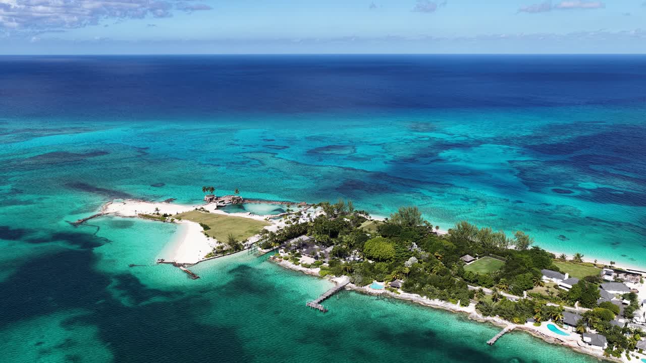 Skyline di Bahamas a Nassau, New Providence, Bahamas. Paesaggio sulla spiaggia. Quartiere del centro. Destinazione turistica. Skyline di Bahamas a Nassau, New Providence, Bahamas. Paesaggio marino naturale