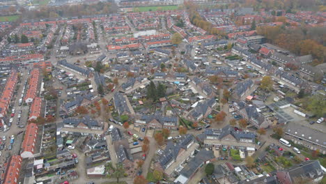 Coole-Antenne-Eines-Vorstadtviertels,-Dessen-Dächer-Mit-Sonnenkollektoren-Gefüllt-Sind