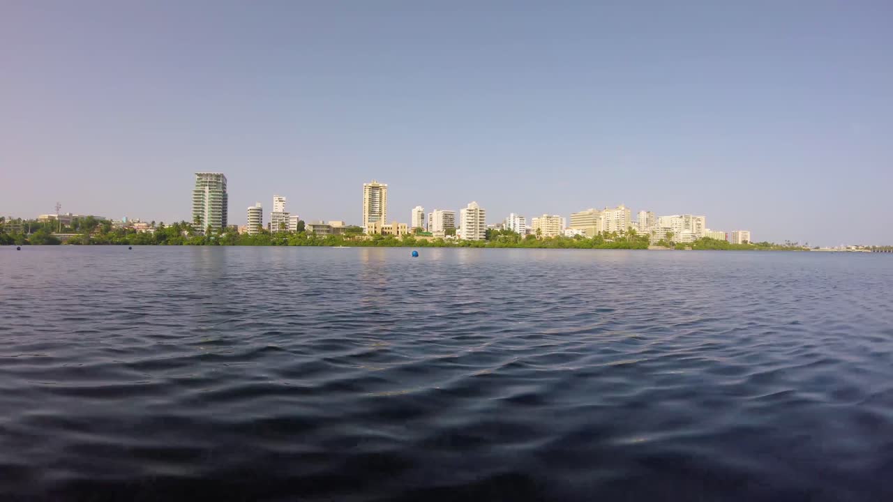 수평선에 건물이 있는 석호 위로 파도