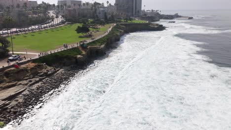 Ellen-Browning-Scripps-Park-and-La-Jolla-Beach,-California---aerial-flyover