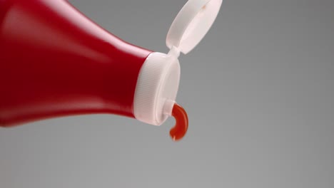 se vierte una botella de ketchup.