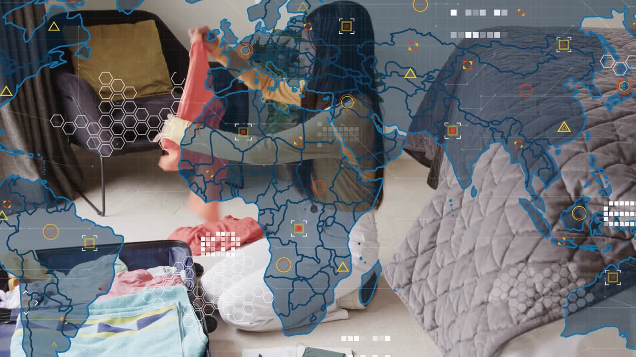Viaggiatrice inginocchiata che finisce di prendere appunti e poi prepara la valigia per il viaggio, con una mappa HUD sovrapposta.