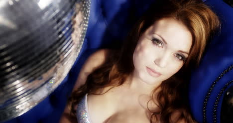 mujer sofá azul 4k 03