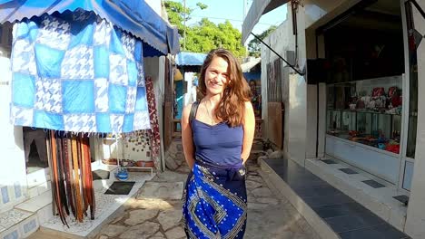 Lächelnde-Europäische-Frau,-Die-Auf-Dem-Markt-In-Dakar,-Senegal,-Spaziert