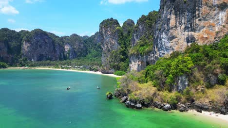 las rocas del acantilado en la playa de railay krabi tailandia