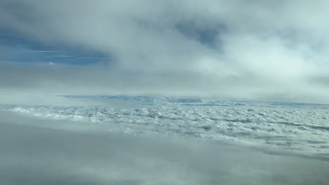 Wolkenszene,-Die-Durch-Einen-Ruhigen-Himmel-Mit-Einigen-Flauschigen-Wolken-Fliegt,-Aus-Der-Sicht-Eines-Piloten