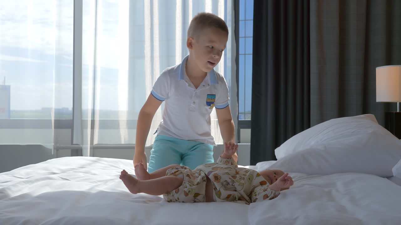 집에 있는 어린 여동생과 함께 있는 형제