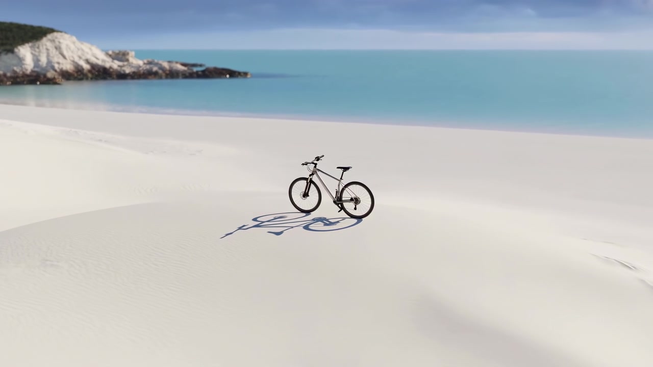 En ensom cykel står på lyst hvidt sand ved siden af et roligt blåt hav, med en blød pastelfarvet himmel og lang skygge, der skaber en fredfyldt kystscene.
