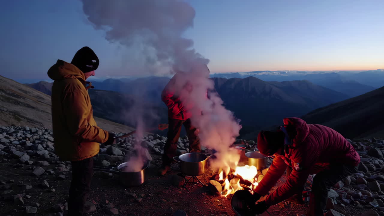 산악인 들 이 산 에서 해가 뜨면 식사를 하고 있다