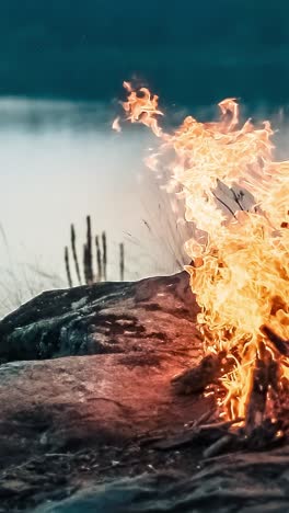 el fuego del campamento arde brillantemente al atardecer.