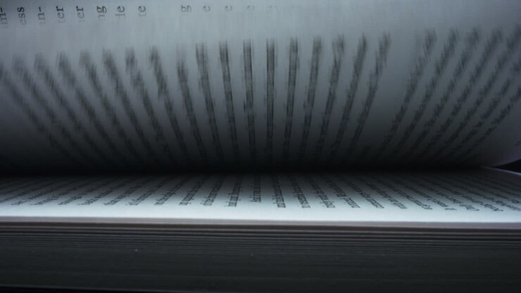 Macro di pagine di libro sfogliate. Primo piano di pagine di libro che vengono girate.