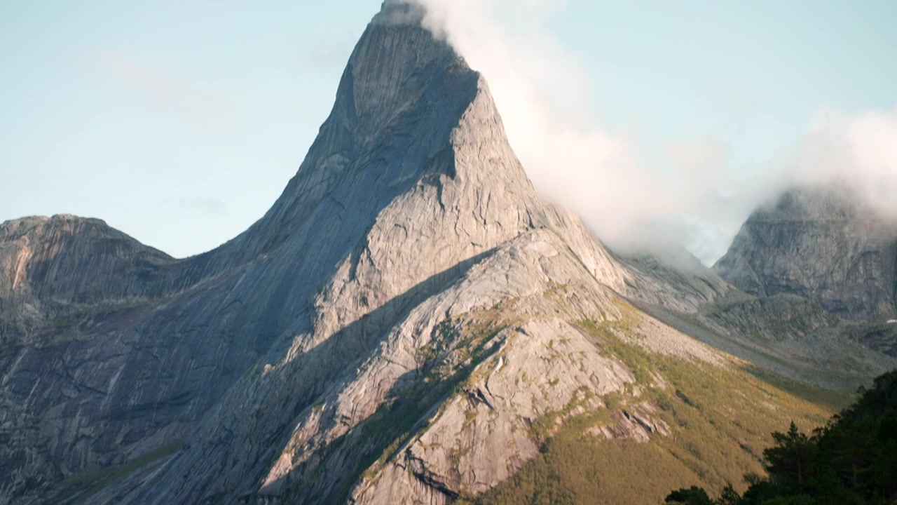 Weg die leidt naar de Stetind-berg met heldere lucht overdag in Noorwegen. - tilt-up shot.