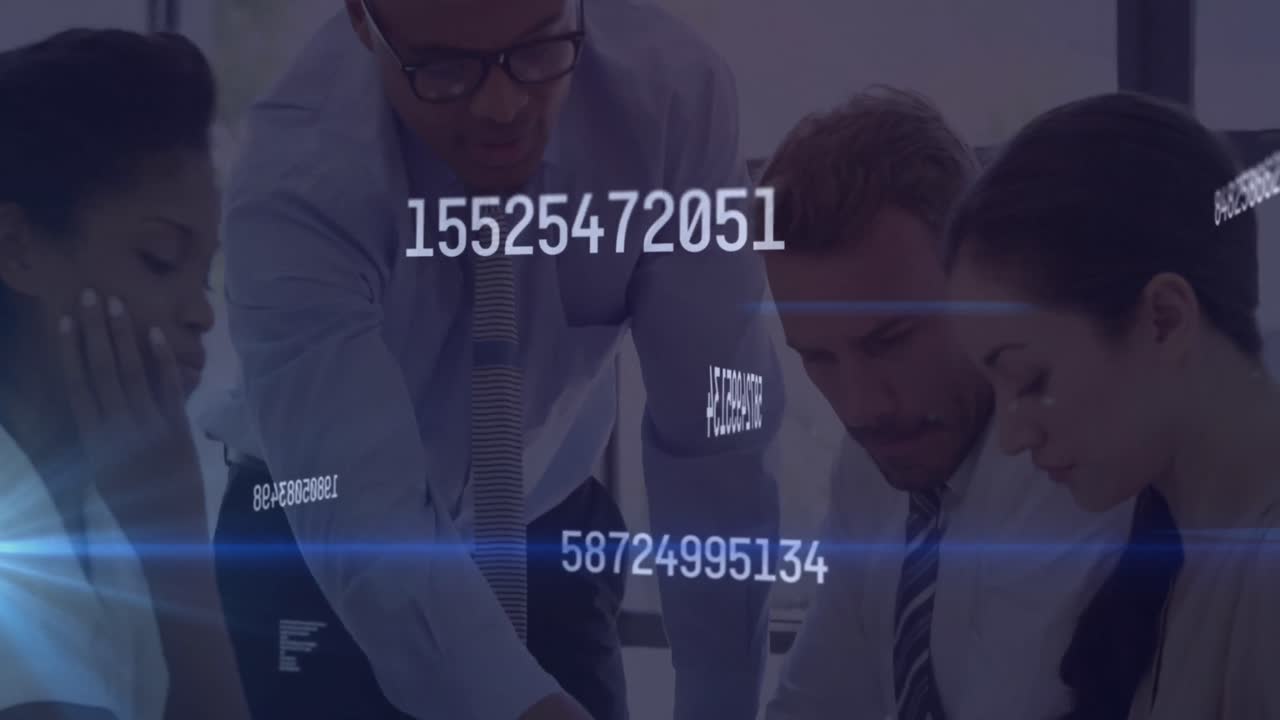 animación de números crecientes y bengalas de lentes sobre diversos compañeros de trabajo discutiendo informes en la oficina