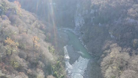 Sonnenstrahlen-Auf-Dem-Eisigen-Fluss-Im-Tal-Im-Winter,-Kutaisi,-Georgia