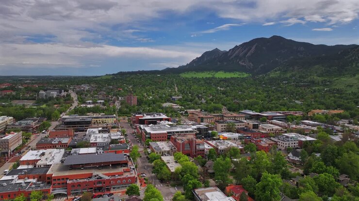 Veduta aerea da drone estiva e primaverile di una città universitaria ai piedi delle montagne, Boulder, Colorado, Chautauqua Park, Flatirons, Green Mountain, Pearl Street Mall, Eben G Fine, Boulder Creek, cielo azzurro, giornata di sole, ripresa panoramica in avanti