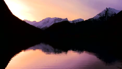 Un-Reflejo-Perfecto-En-Un-Lago-De-Montaña-Al-Atardecer