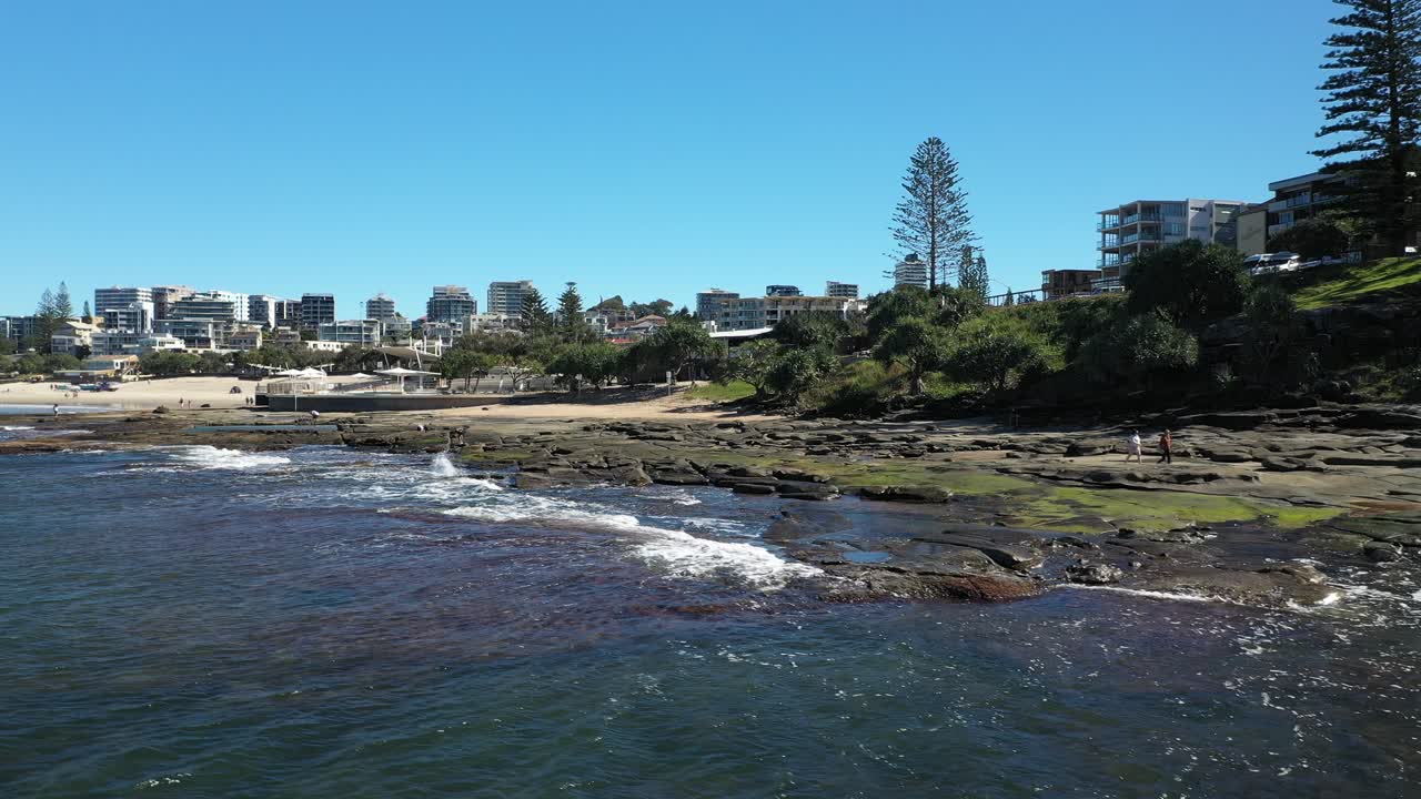 호주 퀸즐랜드 킹스 비치 칼론드라에서 4k 25p 드론 샷