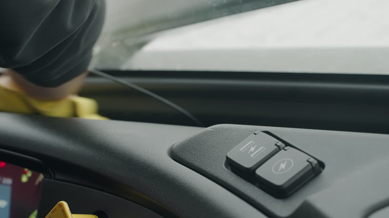 노란색 마이크로 파이버 수건으로 반 트럭 대시보드 청소