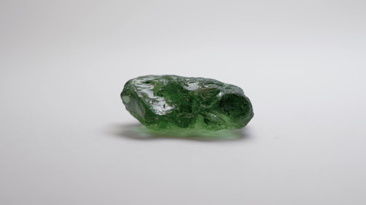 정통 원시 몰다바이트 암석 크리스탈 원석 4k 30p 매크로 샷