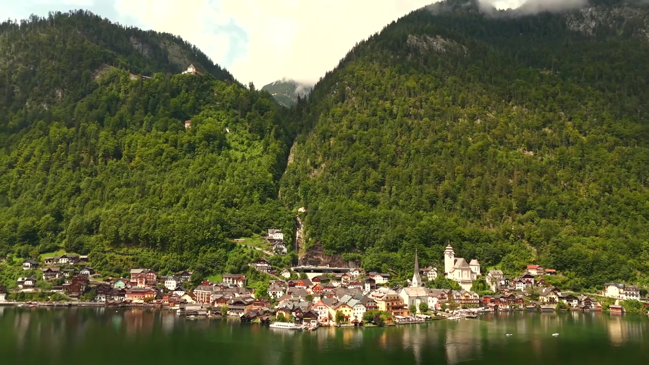 Drone ile çekilmiş, Avusturya'nın Hallstatt şehrinin havadan görünümü; pitoresk göl kenarı evlerini, görkemli dağlarını ve bu büyüleyici alp köyünün eşsiz cazibesini sergiliyor.