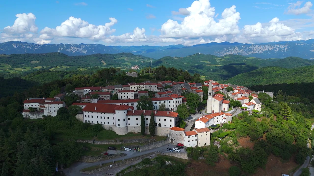 Historický hrad Štanjel na Krasové plošině u údolí Vipava, Slovinsko