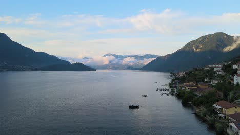 Hermoso-Panorama-Areal-Del-Lago-Com-En-El-Centro-De-Italia-En-Los-Alpes-Mientras-Se-Pone-El-Sol