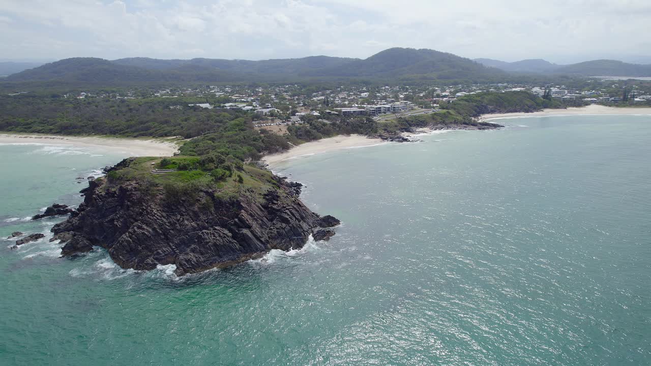 promontorio de norries y océano azul en la playa de cabarita en nsw, australia - toma aérea de drones