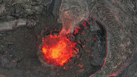 flujo de lava de un volcán