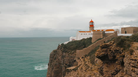 faro en la roca