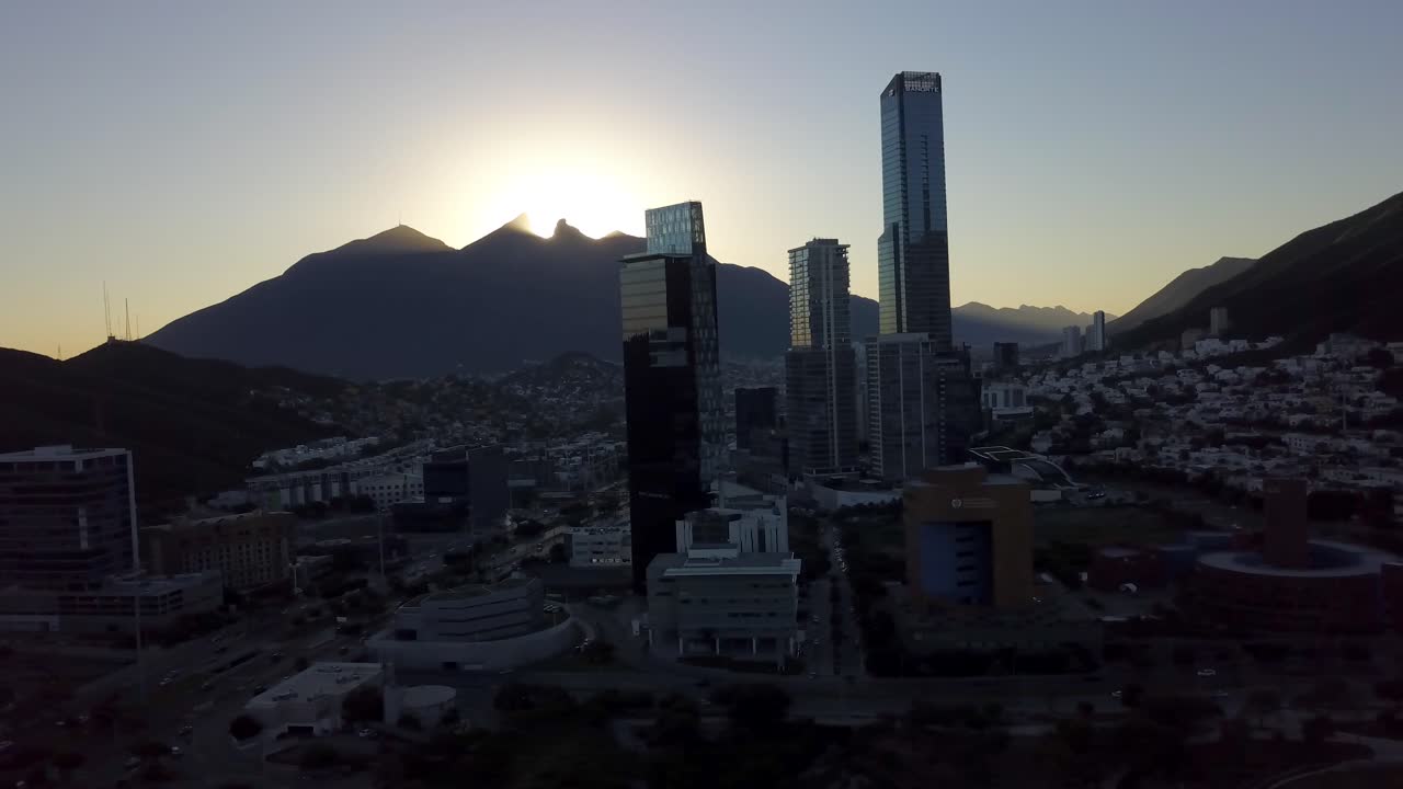 Ripresa aerea con drone dell'alba nel Cerro de la Silla con lo skyline di San Pedro