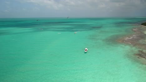 bote espera gente kitesurf, archipiélago de salinas los roques, disparo de drone
