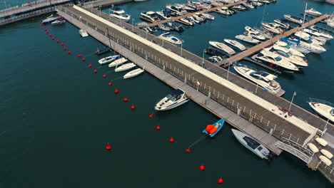 luftaufnahme von luxusyachten, die an einem sonnigen tag in sopot in der wunderschönen yachthafen anlegen