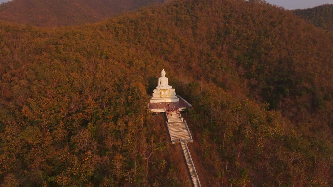 Big Buddha Pai set fra høj vinkel midt i thailandsk junglelandskab