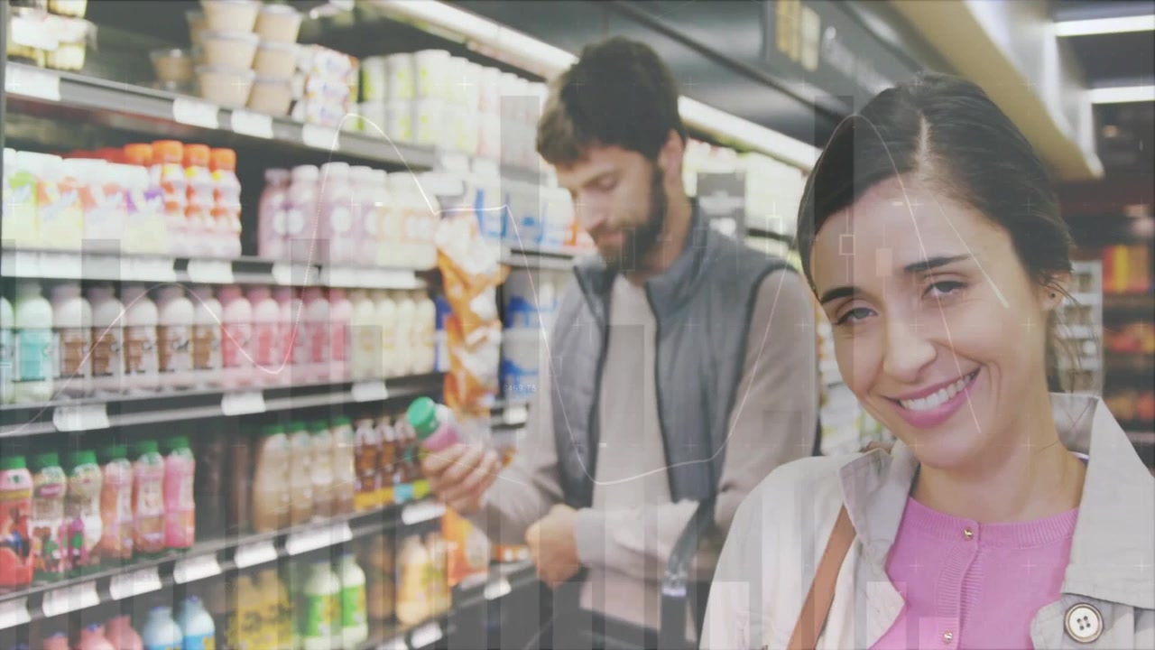 Pareja examinando estantes de bebidas refrigeradas en el pasillo del supermercado, con etiquetas de precio flotantes