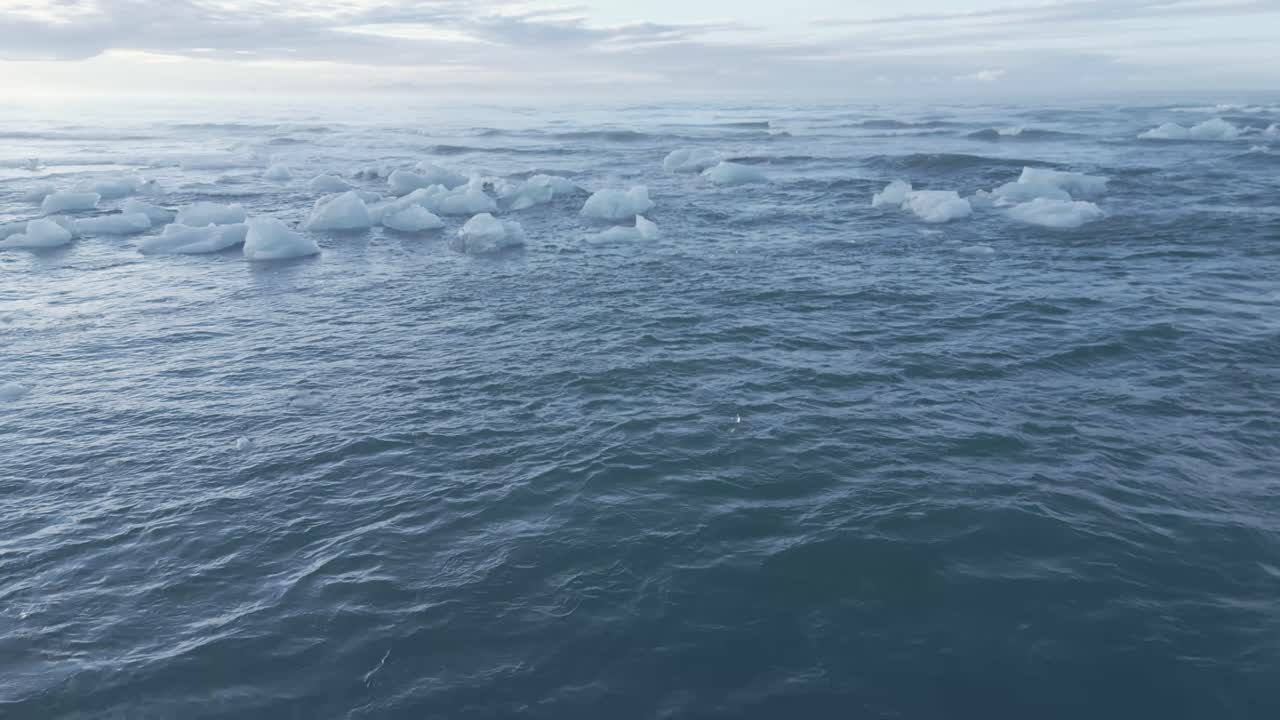 아이슬란드의 다이아몬드 해변에서 바다의 물결 모양의 물에 떠있는 금이 간 얼음