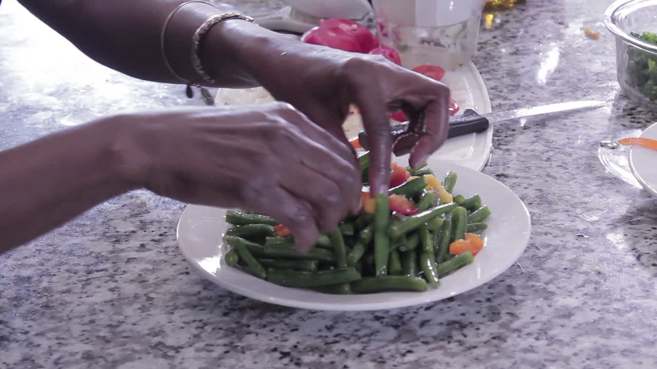 cortar verduras y preparar ensalada de frijoles crudos