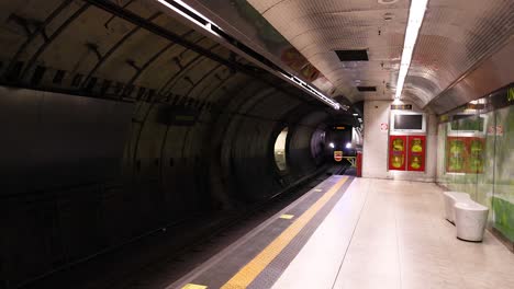 train arrives and departs from naples metro station