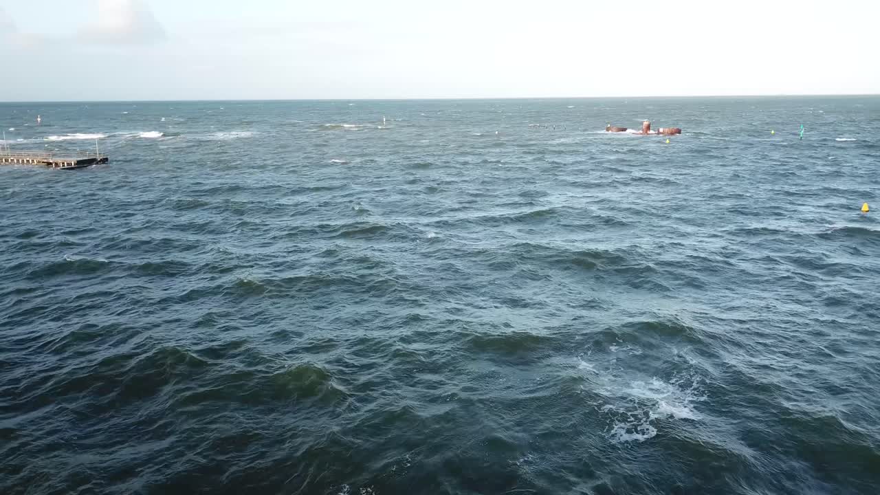 무인 항공기 공중 바다 위의 멜버른 바람이 부는 흐린 날 사람 수영 큰 파도
