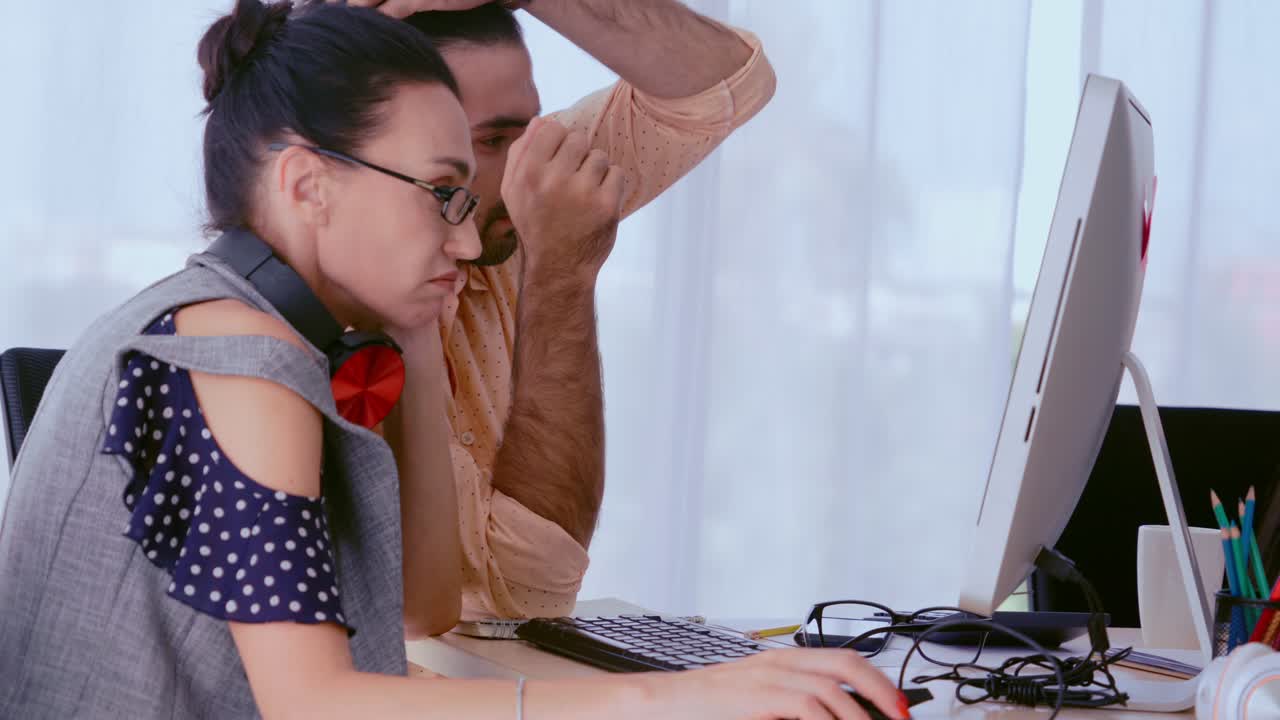 창의적인 사업가 그룹이 직장에서 사무실 책상에서 대화를 나누고 있습니다.