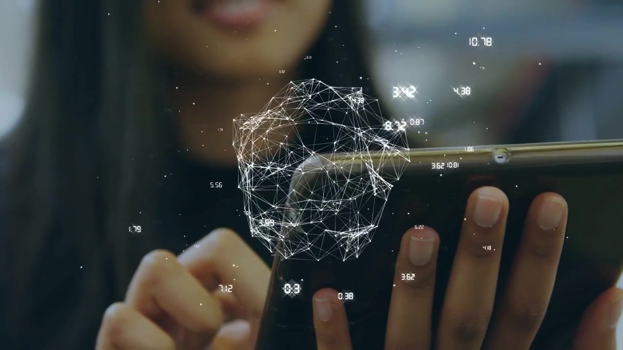 Video verticale: Donna che tocca e scorre su un tablet, con un globo crescente sopra il tablet che visualizza dati tecnologici.