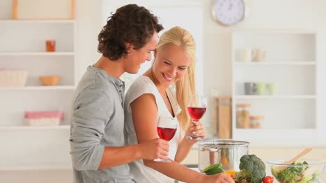 pareja alegre con vino