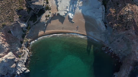 Weite-Luftaufnahme-Von-Oben-Nach-Unten-Auf-Die-Bucht-Der-Griechischen-Insel-Mit-Türkisfarbenem-Wasser-Und-Wunderschönem-Strand-Im-Abendlicht