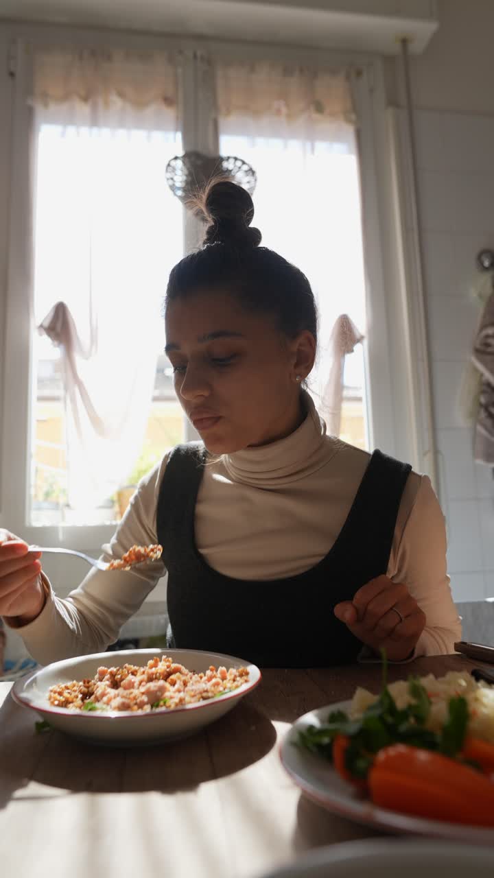 mujer comiendo en casa