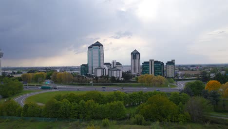 toma de establecimiento de vimercate, paisajes urbanos de torri bianche con torres de edificios modernos, antena