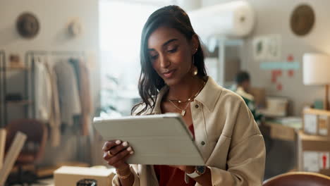 Moda,-Distribución-Y-Mujer-En-Tablet