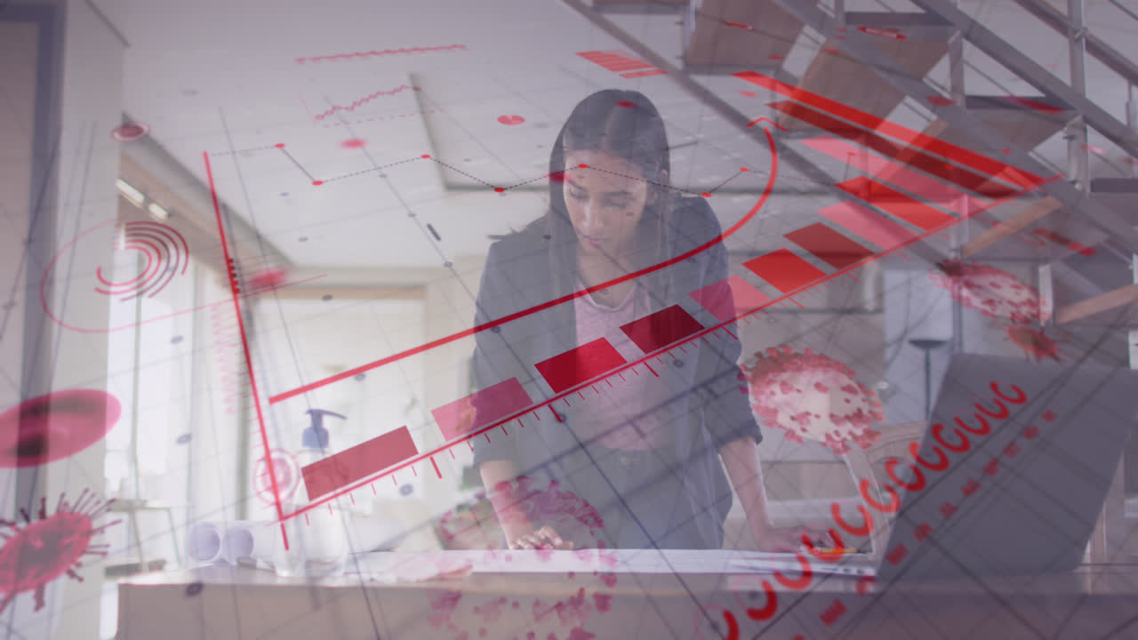 animación de células de virus y gráficos sobre mujer biracial que trabaja en la oficina