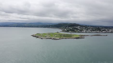 Captura-Aérea-De-La-Isla-Dalkey-Durante-Un-Día-Nublado