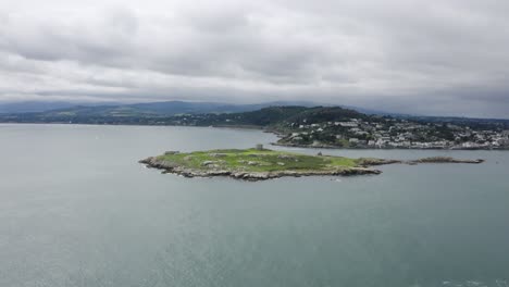 captura aérea de la isla dalkey durante un día nublado