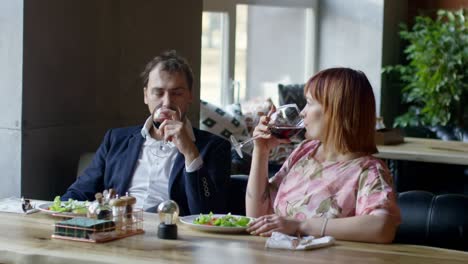 couple drinking red wine on date